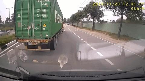 CSGT đang xác minh tài xế xe container đánh võng trên đường Mỹ Phước Tân Vạn