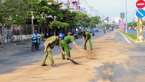 Công an nhanh chóng xử lý vết nhớt đổ loang trên đường