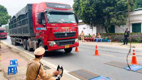 Tăng cường kiểm soát tải trọng phương tiện dịp cuối năm