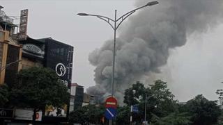 Nổ bình gas quán cháy lan sang gara ô tô trên phố Võ Thị Sáu