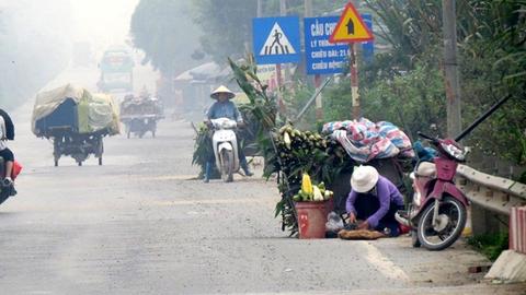 Nguy cơ tai nạn giao thông từ chợ cóc ven đường