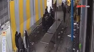 Ô tô mất lái lao thẳng vào đám tang