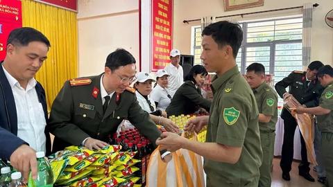 Mang xuân yêu thương về với bà con có hoàn cảnh khó khăn