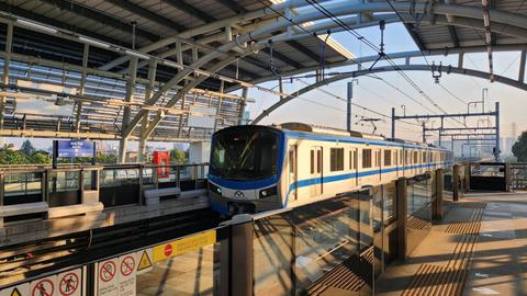 Sau hai tuần chạy chính thức, khách đi metro tăng 300%