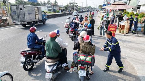 Cảnh sát giao thông Vĩnh Long phát nước uống cho người dân