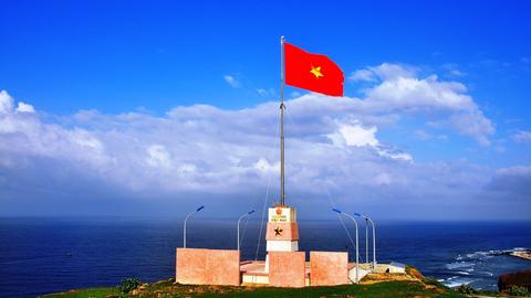 Chuyện lá cờ Tổ quốc tung bay trên Biển Đông