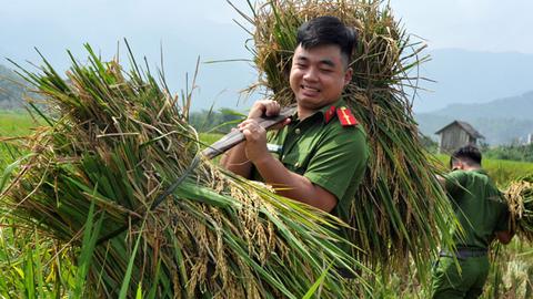 Tình đồng đội, nghĩa hậu phương