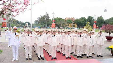 Đoàn đại biểu Đảng ủy CATW, Bộ Công an vào Lăng viếng Chủ tịch Hồ Chí Minh