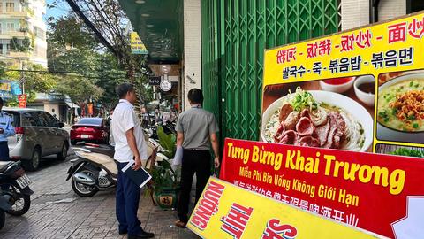 Đoàn kiểm tra liên ngành TP.Nha Trang xác minh thông tin khách du lịch bị “chặt chém”