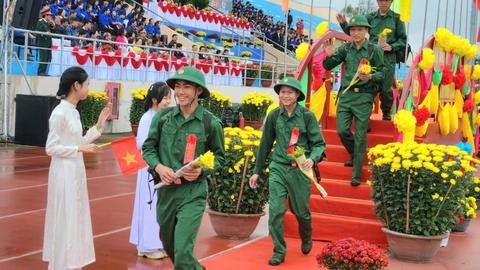 Hàng vạn thanh niên nô nức lên đường nhập ngũ