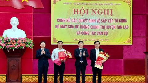 Công an tỉnh Hòa Bình công bố quyết định nghỉ công tác với cán bộ