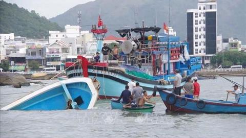 Sóng lớn đánh chìm tàu cá, làm một người tử vong, một người mất tích