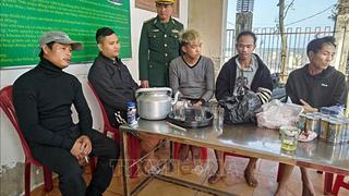 Tiếp nhận 5 thuyền viên tàu cá gặp nạn