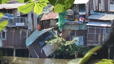 Sập nhà ven kênh, một phụ nữ may mắn thoát nạn