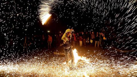 Rộn ràng lễ hội lửa Chaharshanbeh Suri ở Iran