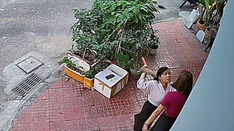 Đề nghị Công an vào cuộc vụ 2 mẹ con bé 7 tuổi bị vợ chồng hàng xóm hành hung