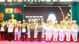 Cục Công tác chính trị biểu dương gương điển hình tiên tiến 