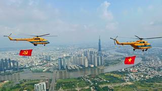 Loạt tiêm kích, trực thăng hợp luyện trên bầu trời TP.HCM 