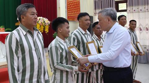 Phó Thủ tướng thường trực Nguyễn Hòa Bình dự lễ công bố quyết định đặc xá tại Trại giam A2