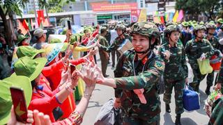 Tình quân dân thắm đượm sau lễ diễu binh