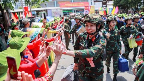 Tình quân dân thắm đượm sau lễ diễu binh