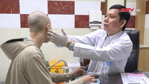 Nhiễm trùng nặng vì tự chữa zona thần kinh bằng đắp lá cây