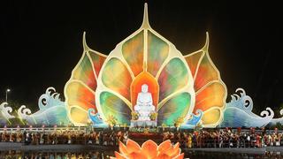  12.000 người thắp sáng hoa đăng mừng Đại lễ VESAK 2025