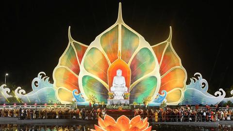  12.000 người thắp sáng hoa đăng mừng Đại lễ VESAK 2025