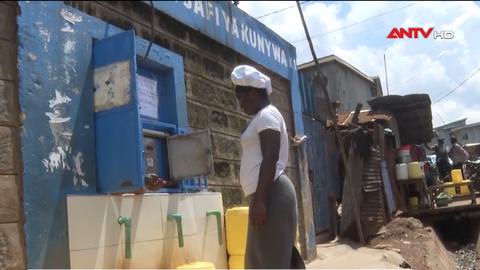 Đường ống trên không mang nước sạch đến khu dân cư nghèo khó ở Kibera
