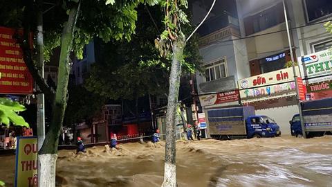 Mưa dông diện rộng gây thiệt hại ở nhiều địa phương