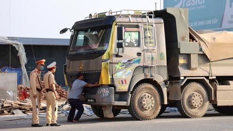 CSGT Hà Nội xử lý xe quá tải gây ô nhiễm môi trường