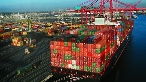 Cắt giảm dịch vụ vận chuyển container tuyến châu Á – Mỹ