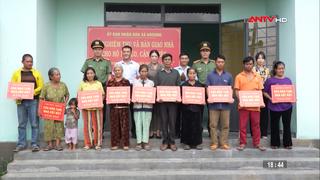  10 hộ nghèo trên địa bàn xã Kroong phấn khởi về nhà mới