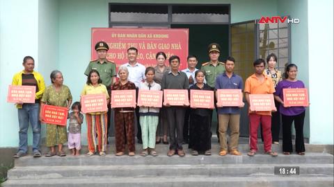  10 hộ nghèo trên địa bàn xã Kroong phấn khởi về nhà mới