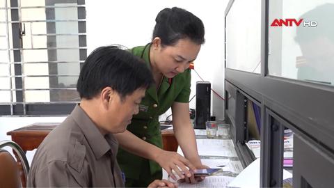 Công an xã hướng dẫn người dân tham gia góp ý sửa đổi Hiến pháp