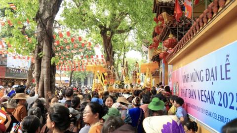 Người dân về chùa Quán Sứ chiêm bái xá lợi Đức Phật Người dân về chùa Quán Sứ chiêm bái xá lợi Đức Phật