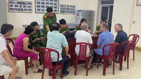 Công an phường tuyên truyền lấy ý kiến sửa đổi Hiến pháp qua ứng dụng VNEID