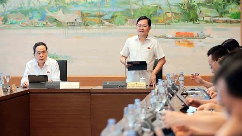 Thảo luận ở tổ về Dự án Luật Tham gia lực lượng gìn giữ hòa bình của Liên hợp quốc