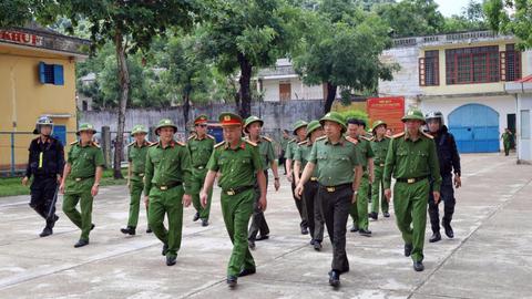 Thứ trưởng Lê Văn Tuyến làm việc tại Trại giam Kim Sơn