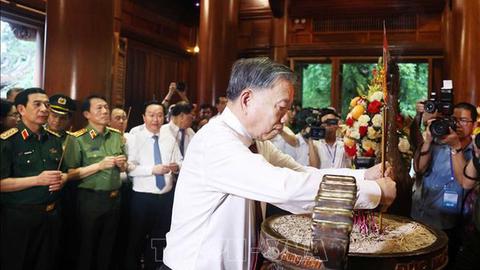 Tổng Bí thư Tô Lâm dâng hương tưởng nhớ Chủ tịch Hồ Chí Minh tại Nghệ An