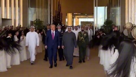 Màn múa tóc lạ mắt UAE dành tặng Tổng thống Mỹ Donald Trump