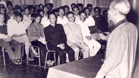 Vận dụng tư tưởng Hồ Chí Minh vào xây dựng đội ngũ cán bộ