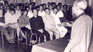 Vận dụng tư tưởng Hồ Chí Minh vào xây dựng đội ngũ cán bộ