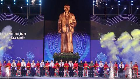BÁC VẪN CÙNG CHÚNG CHÁU HÀNH QUÂN