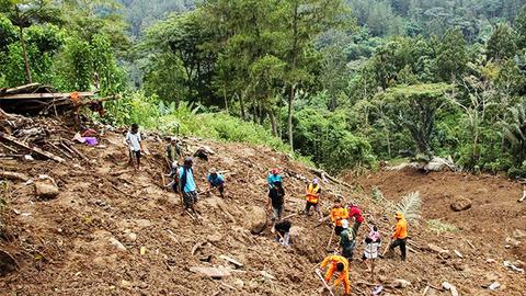Indonesia tìm kiếm 19 người mất tích sau vụ sạt lở mỏ vàng