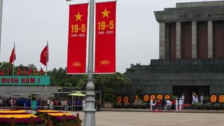 Xúc động dòng người nối dài vào Lăng viếng Bác