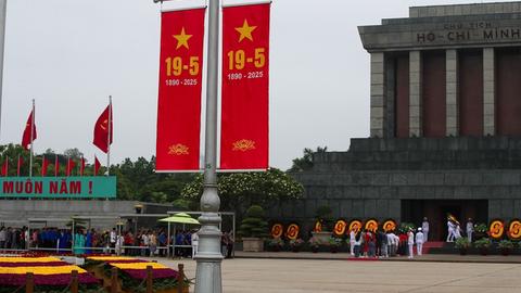 Xúc động dòng người nối dài vào Lăng viếng Bác
