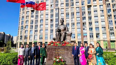 Kỷ niệm 135 năm ngày sinh Chủ tịch Hồ Chí Minh tại Saint Petersburg