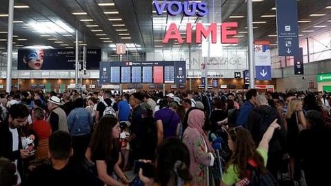 Sân bay lớn thứ 2 của Paris tiếp tục bị gián đoạn
