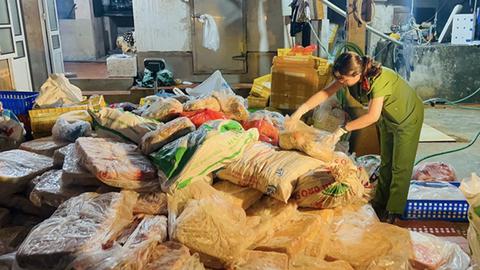 Liên tiếp thu giữ thực phẩm bẩn: Cần làm rõ trách nhiệm của cơ quan quản lý